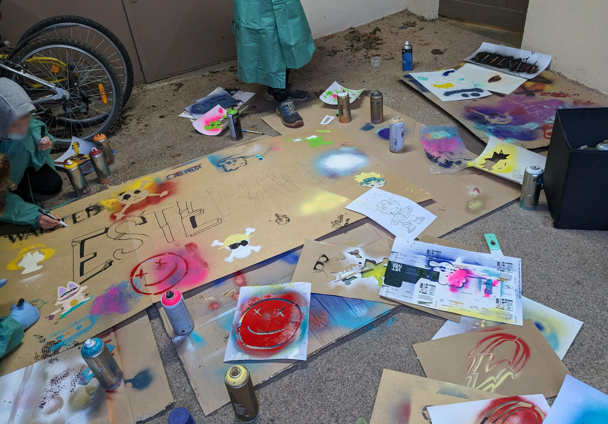 Atelier Street Art ados, réalisant une fresque à la bombe de peinture, à l'atelier Articho