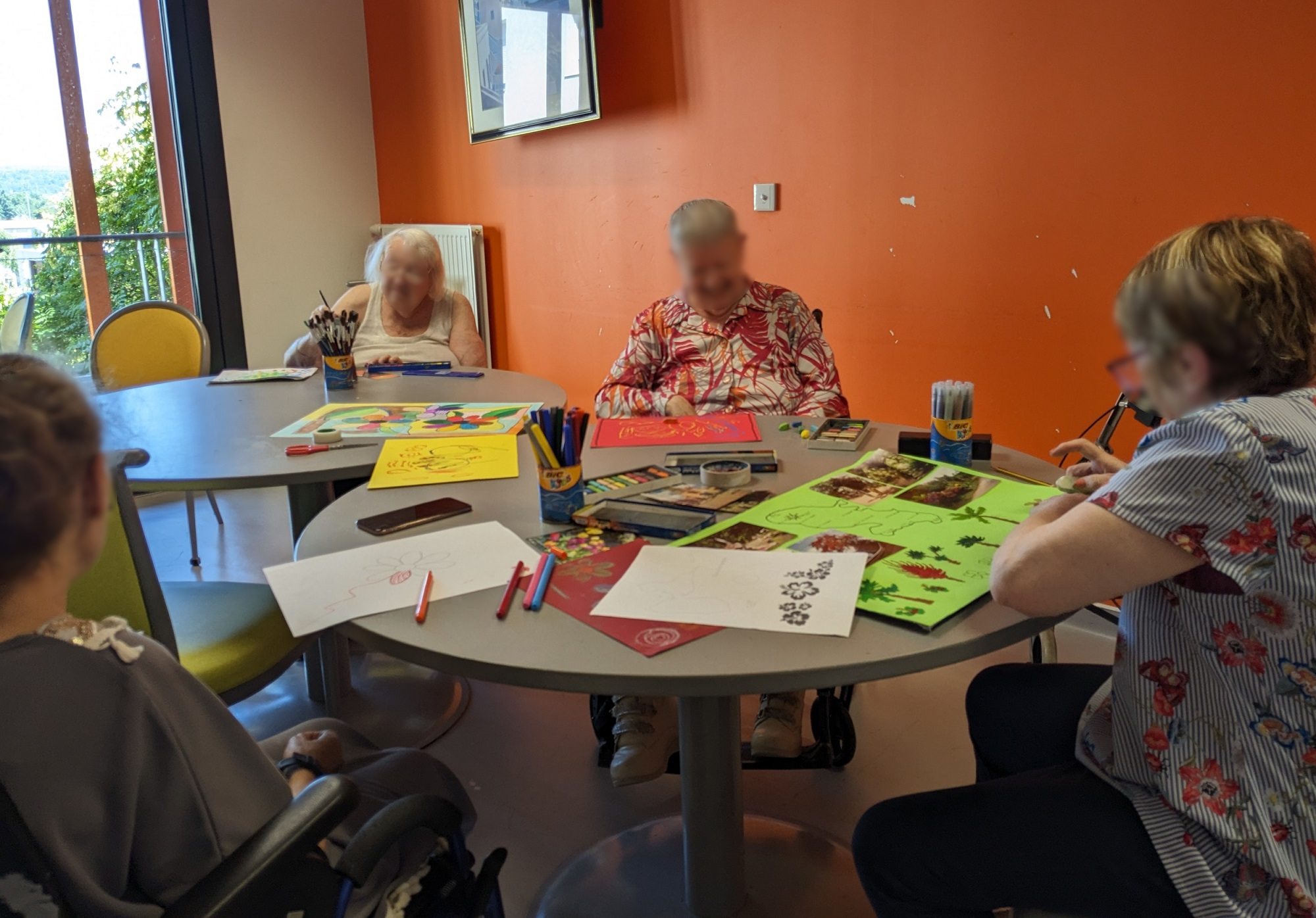 Atelier d'art thérapie de personnes âgées à l'EHPAD, groupe de femmes