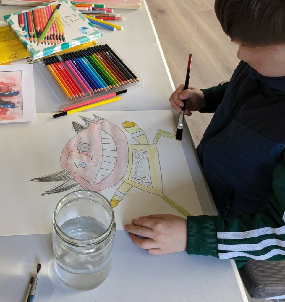 Atelier loisirs créatifs enfants, crayons aquarelle, à l'atelier Articho du mercredi