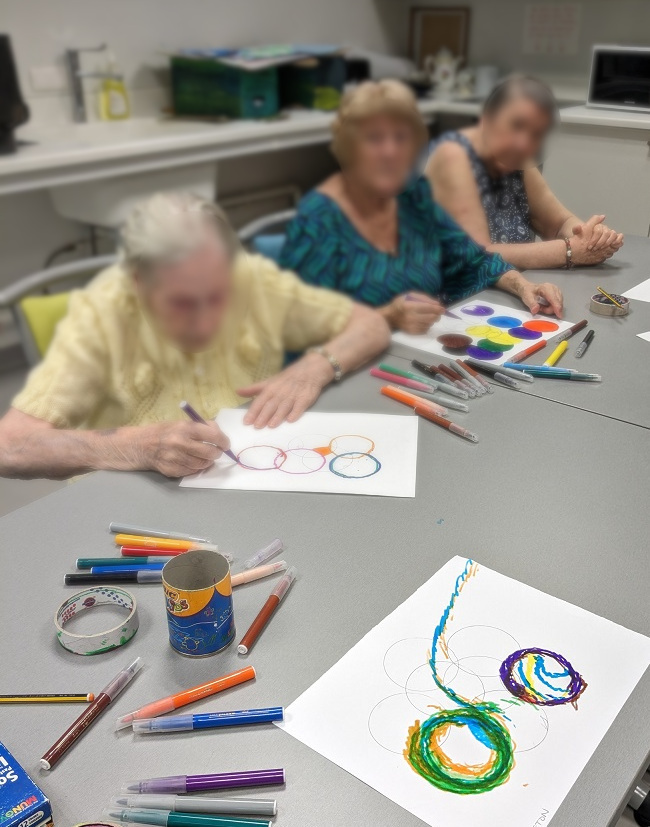 Atelier d'art thérapie de personnes âgées à l'EHPAD, service Alzheimer