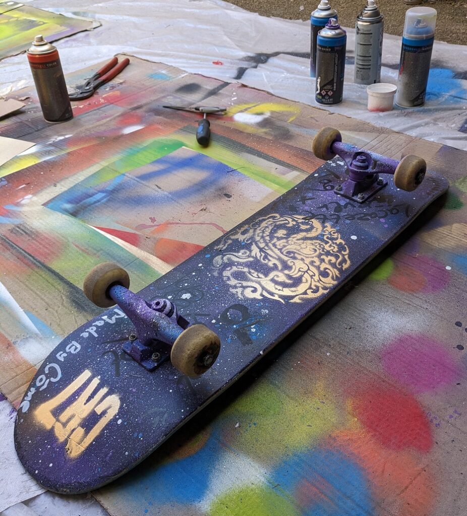 Stage d'été loisirs créatifs et Street Art, atelier de l'Articho, Skateboard customisé à la bombe
